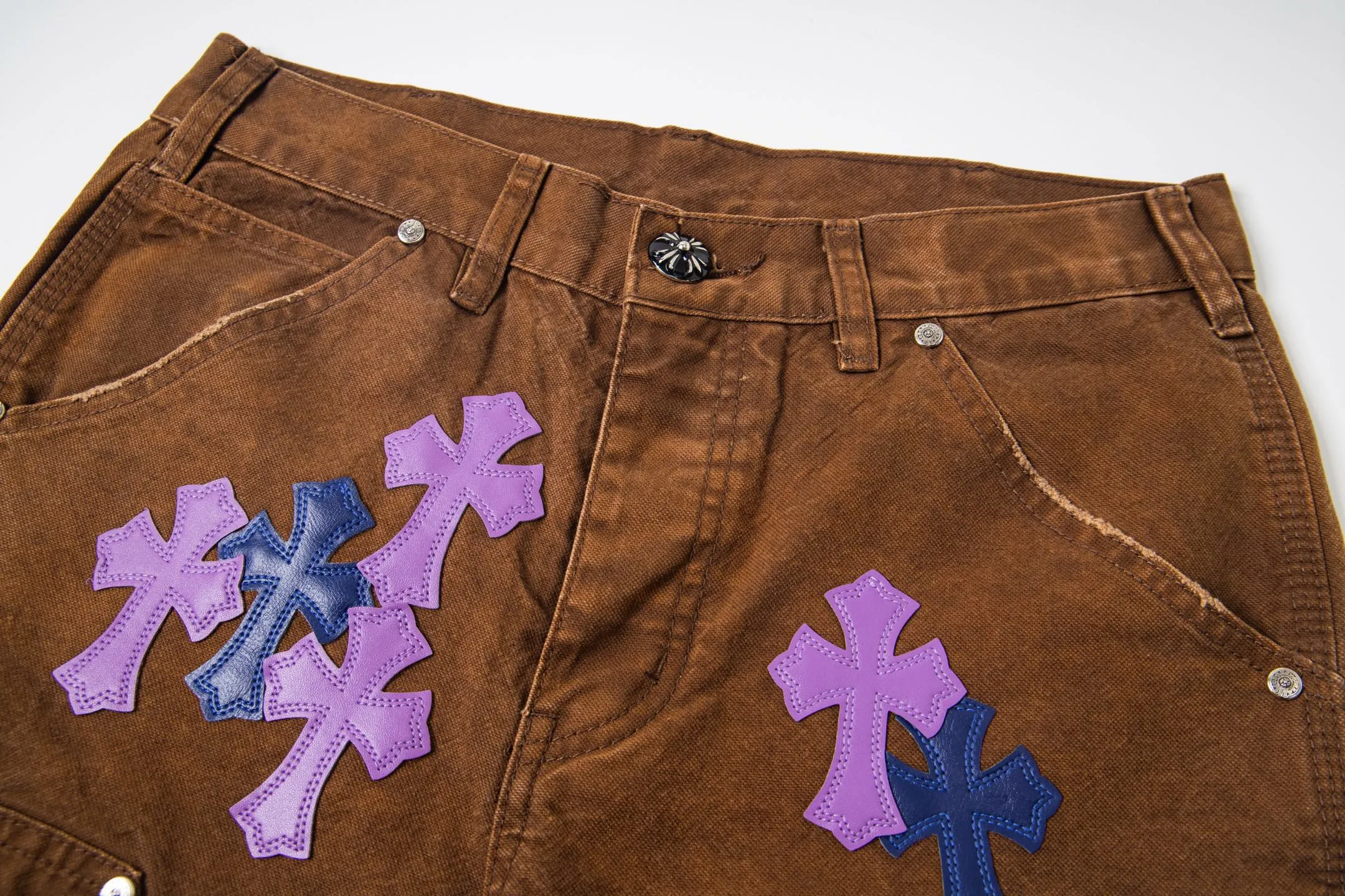 P290 Chrome Hearts Chrome Hearts brown logging purple multi-leather jeans Multi-leather standard work jeans pants CH jeans need to be washed and then disassembled and hand-stitched with sheepskin cross leather and then spliced to complete. The whole process is too complicated to explain. About Chrome Hearts This is an extremely luxurious fashion brand that can also be called the nobility of the high street. It has always been an exclusive brand for some hipsters or rich second generations. Compared with ordinary high streets, it is more luxurious and noble. Compared with luxury brands, it has a more fashionable personality. It has always been a brand that I have a special liking for. Style number: 1786# Color: Brown Size: 28 30 32 34 36